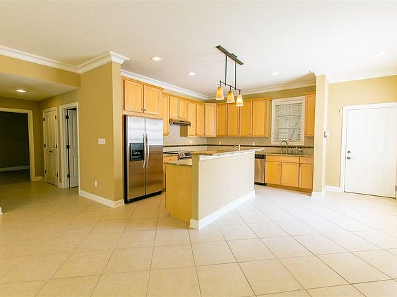 5th image of 108 Alcaniz St #106