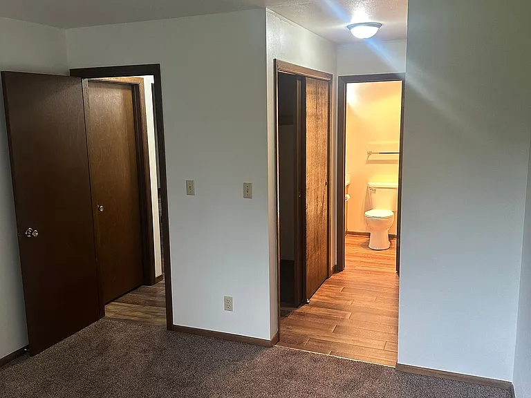Immaculate Updated 2 Bedroom 1 bath — Photo 16