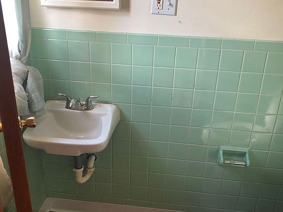 1st floor bathroom