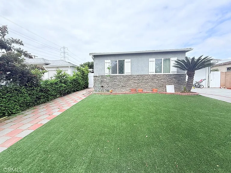 17513 Glenburn Ave — Photo 1