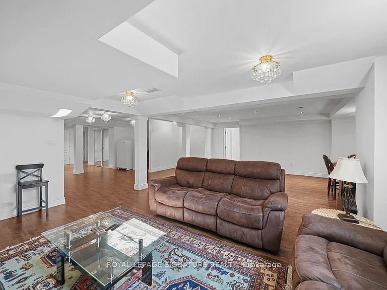9 William Bowes Blvd — Photo 23