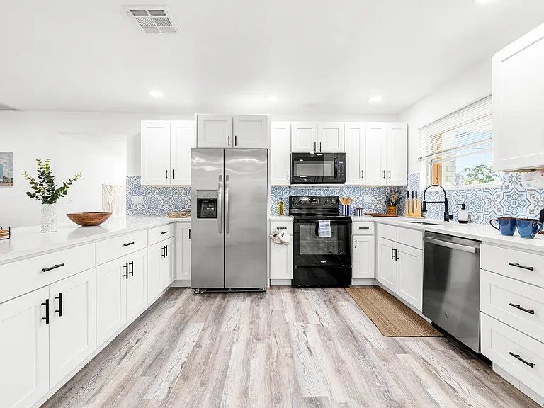 1271 Woodlawn St — Photo 3