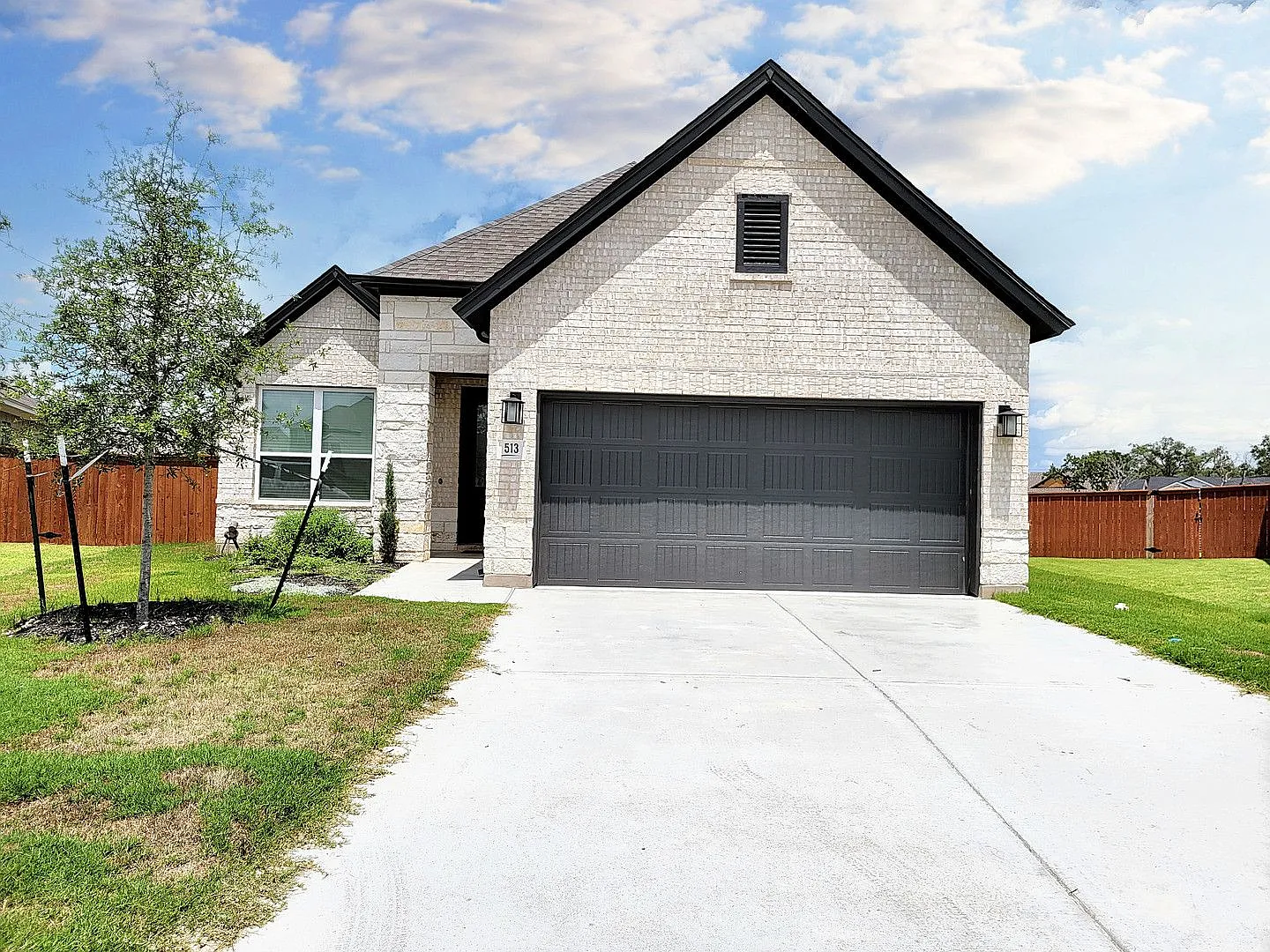 Spacious 3BR, 2BA Home with 2-Car Garage in Georgetown! — Photo 1
