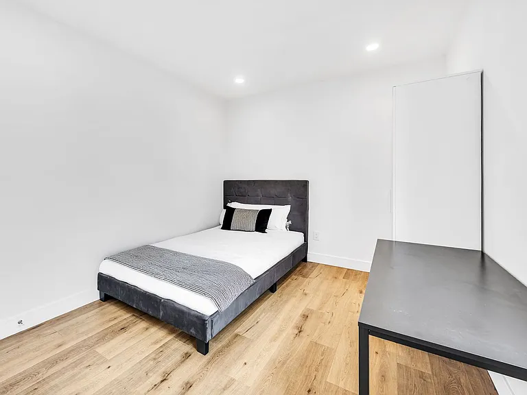 1543 W 37th Pl — Photo 18