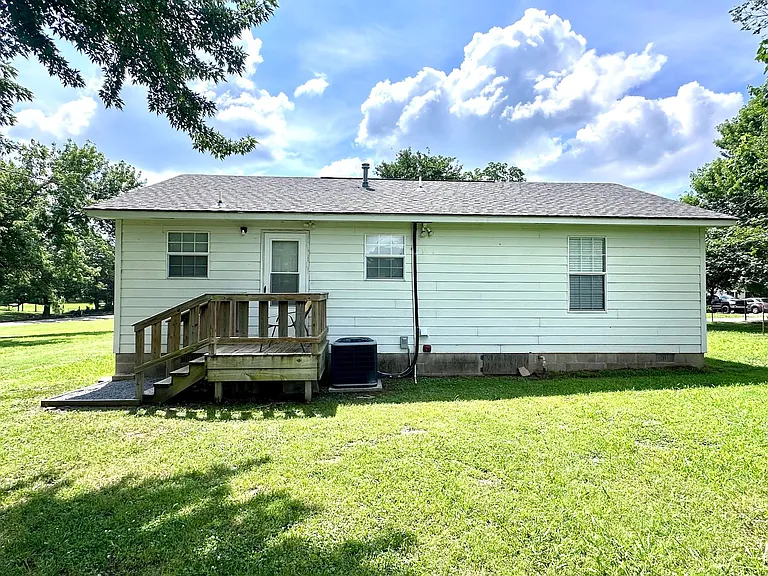 1604 Summit St — Photo 13