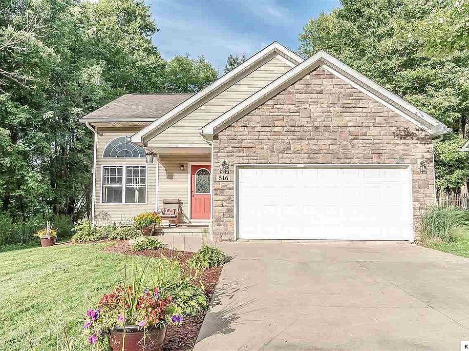 1st image of 516 Floral Valley Dr W