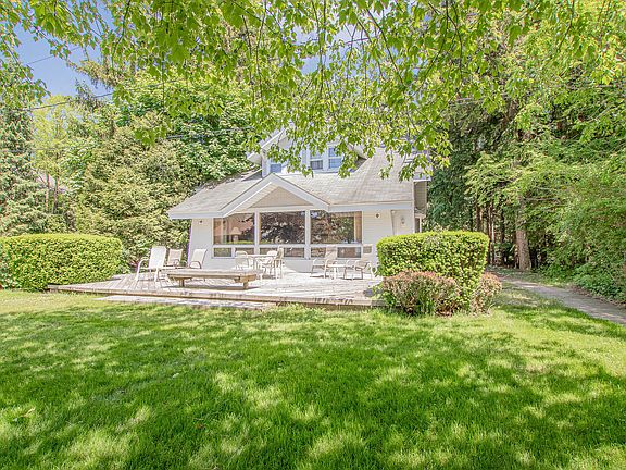 5th image of 324 Lakeshore Dr N