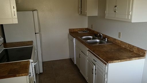 2nd image of 654 Cedar Ave