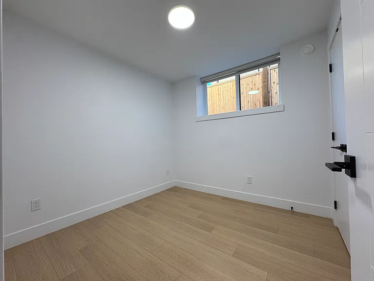 4557 Parker St — Photo 8