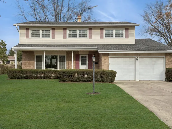 1116 E Dogwood Ln, Mount Prospect, IL 60056