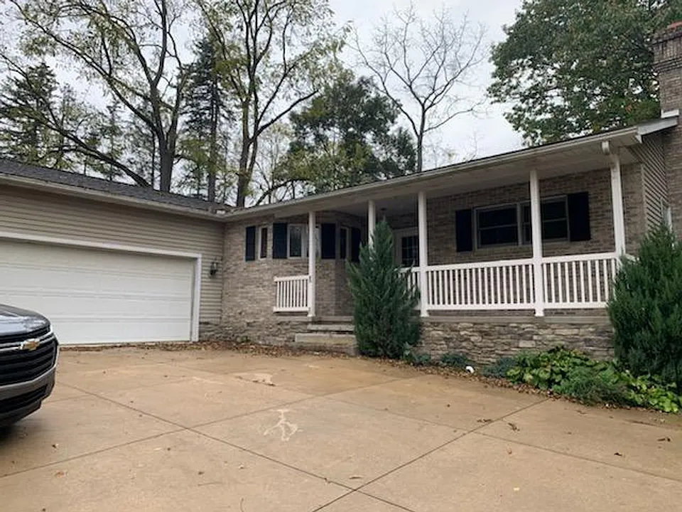 889 Ghent Rd