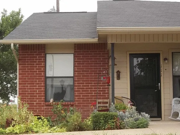 502 W Criner St #502 — Photo 1