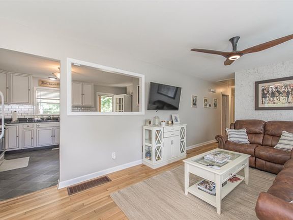 5th image of 2441 Millbrook Dr