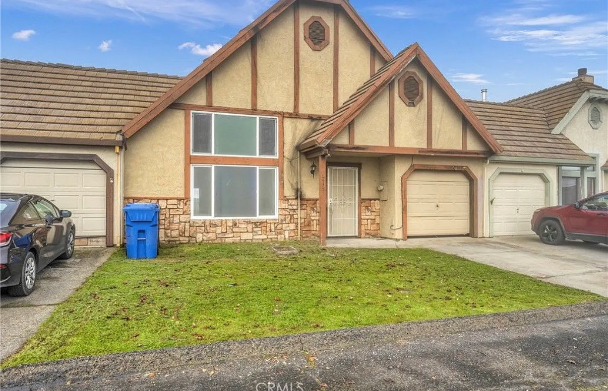 3 bed, $2,400 — Photo 1