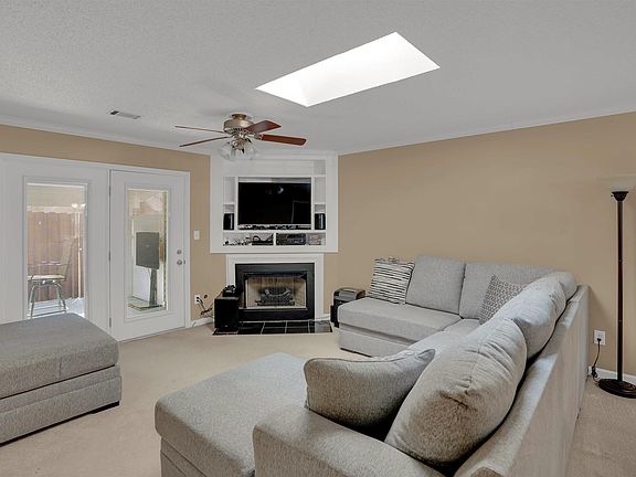 4th image of 105 Thorn Tree Ln