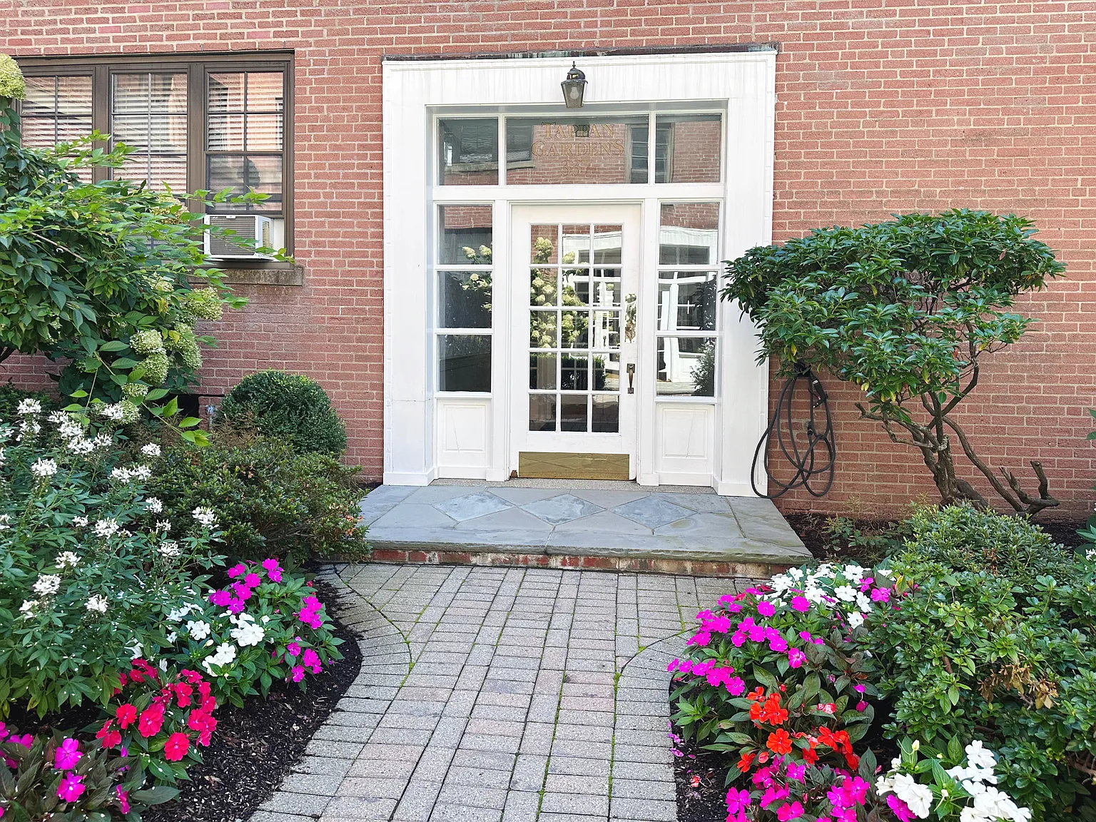 2 bed, 1055 sqft, $4,400 — Photo 2