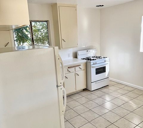 2nd image of 6131 Piedmont Ave #1/4