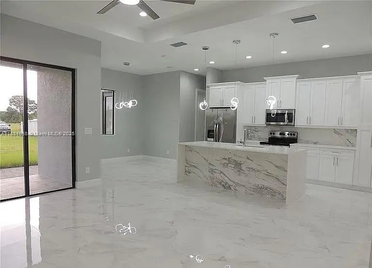 4 bed, 2.5 bath, 1735 sqft, $3,050 — Photo 2