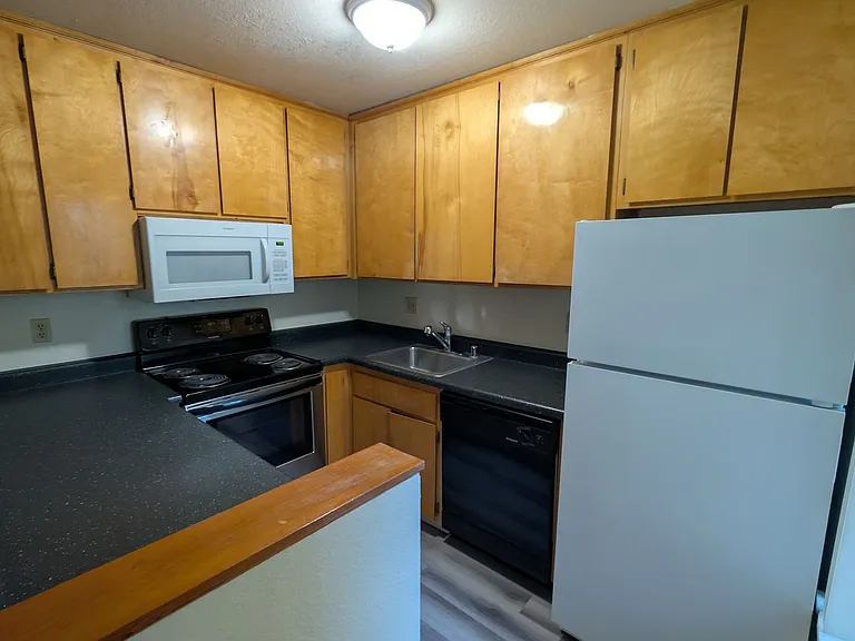 Eastlake Apartments — Photo 33