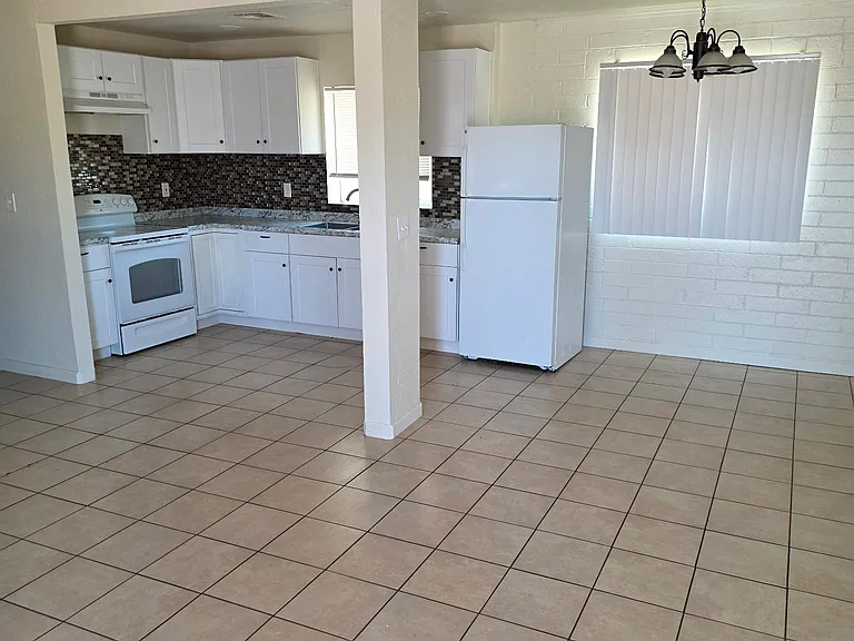 2433 E Cameron Vis — Photo 2