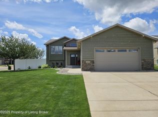 617 18th Ave E, Dickinson, ND 58601