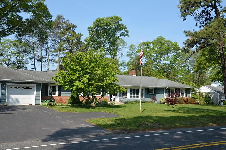 1102 Riverview Dr photo 1
