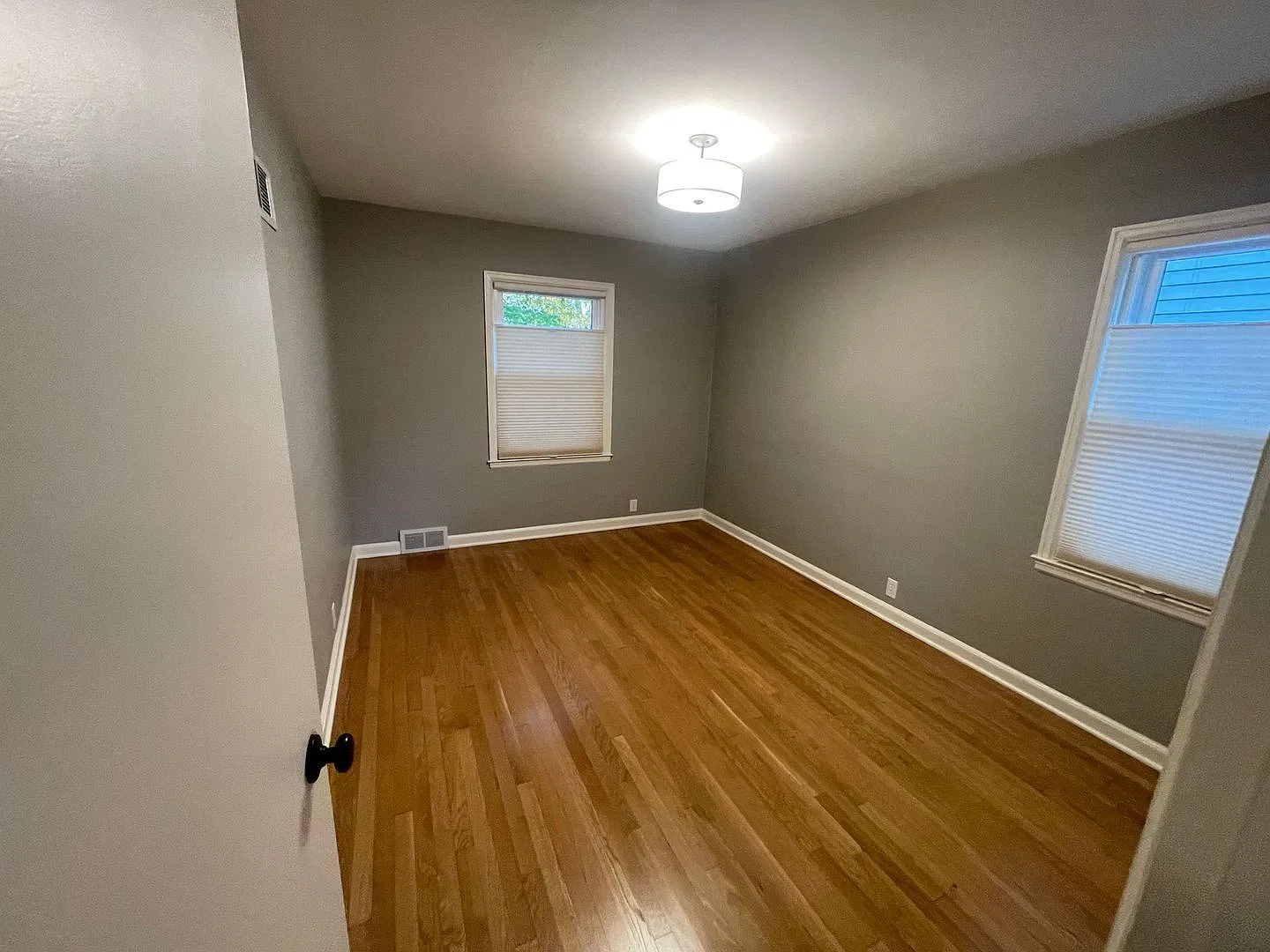 Large 3 Bedroom 1.5 bath Single Family Ready Now — Photo 3