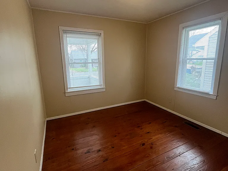 1909 N Janney Ave — Photo 4