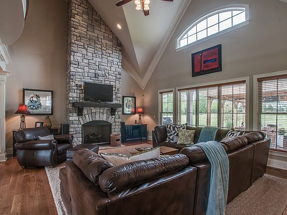 Soaring Ceilings in Great Rm