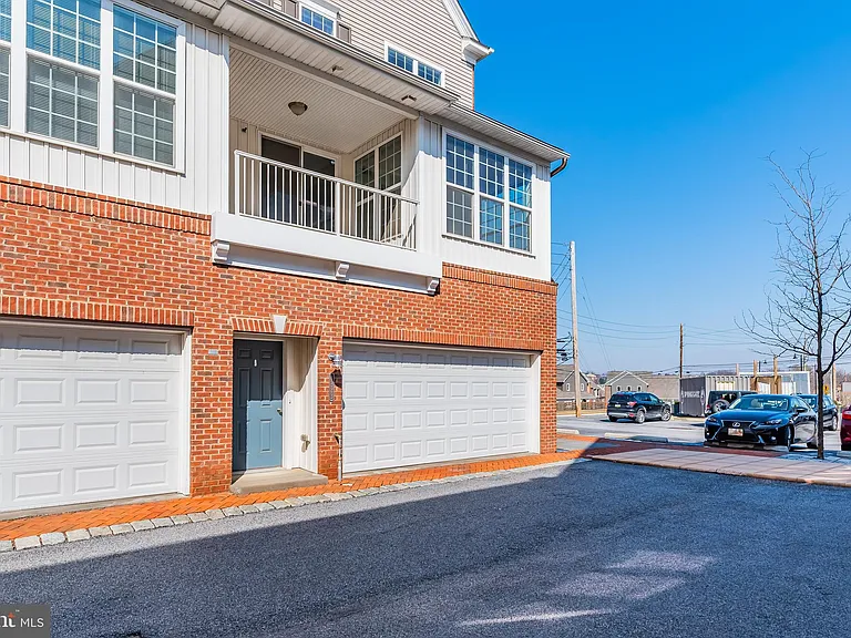 1323 Saxton Way — Photo 3