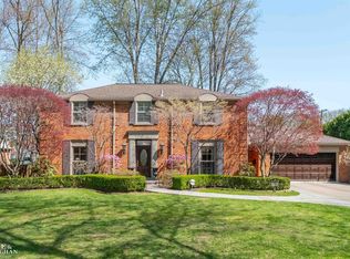 578 Heather Ln, Grosse Pointe Woods, MI 48236