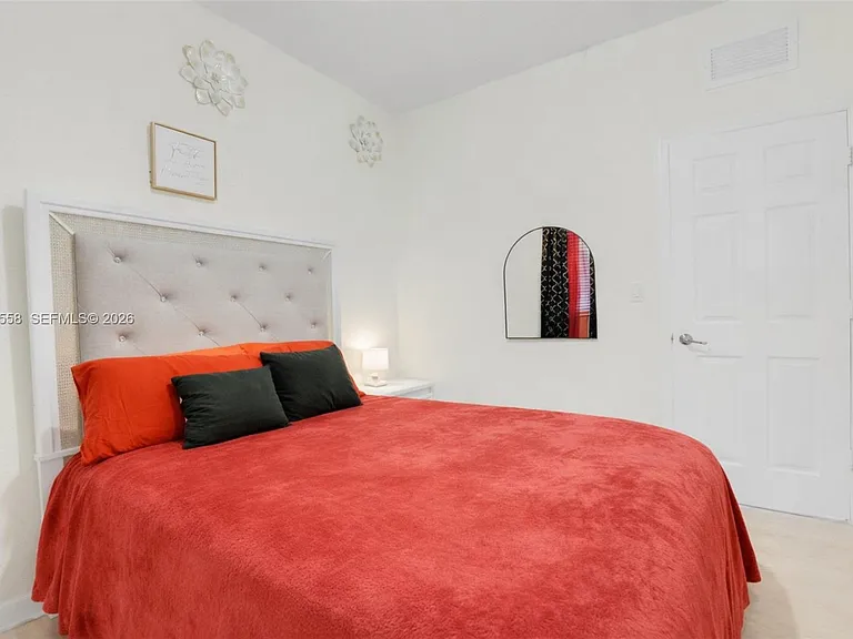 101 NE 37th Pl — Photo 17