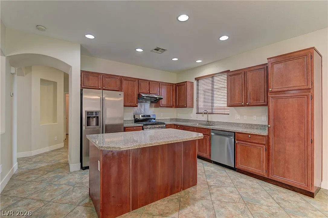 4 bed, 4.0 bath, 2356 sqft, $2,650 — Photo 3