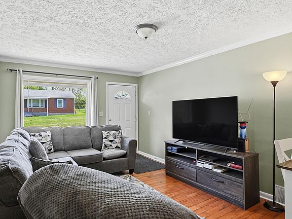 3rd image of 110 Ridgeway Dr