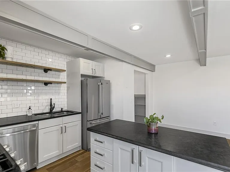 718 W Maple St — Photo 11