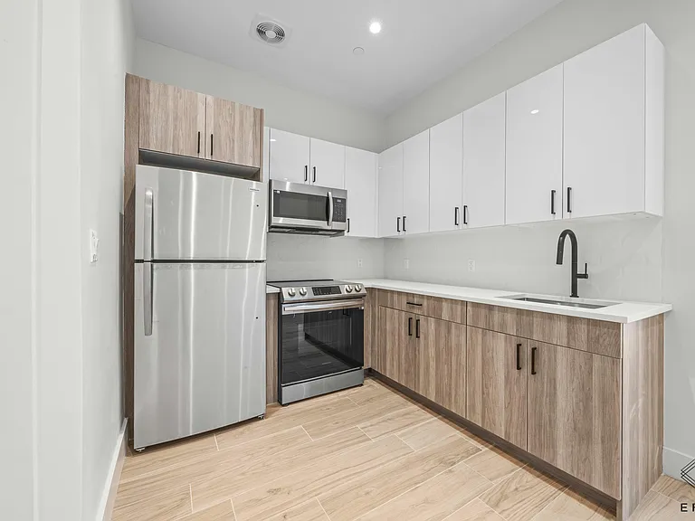 1118 Rogers Ave #3L — Photo 2