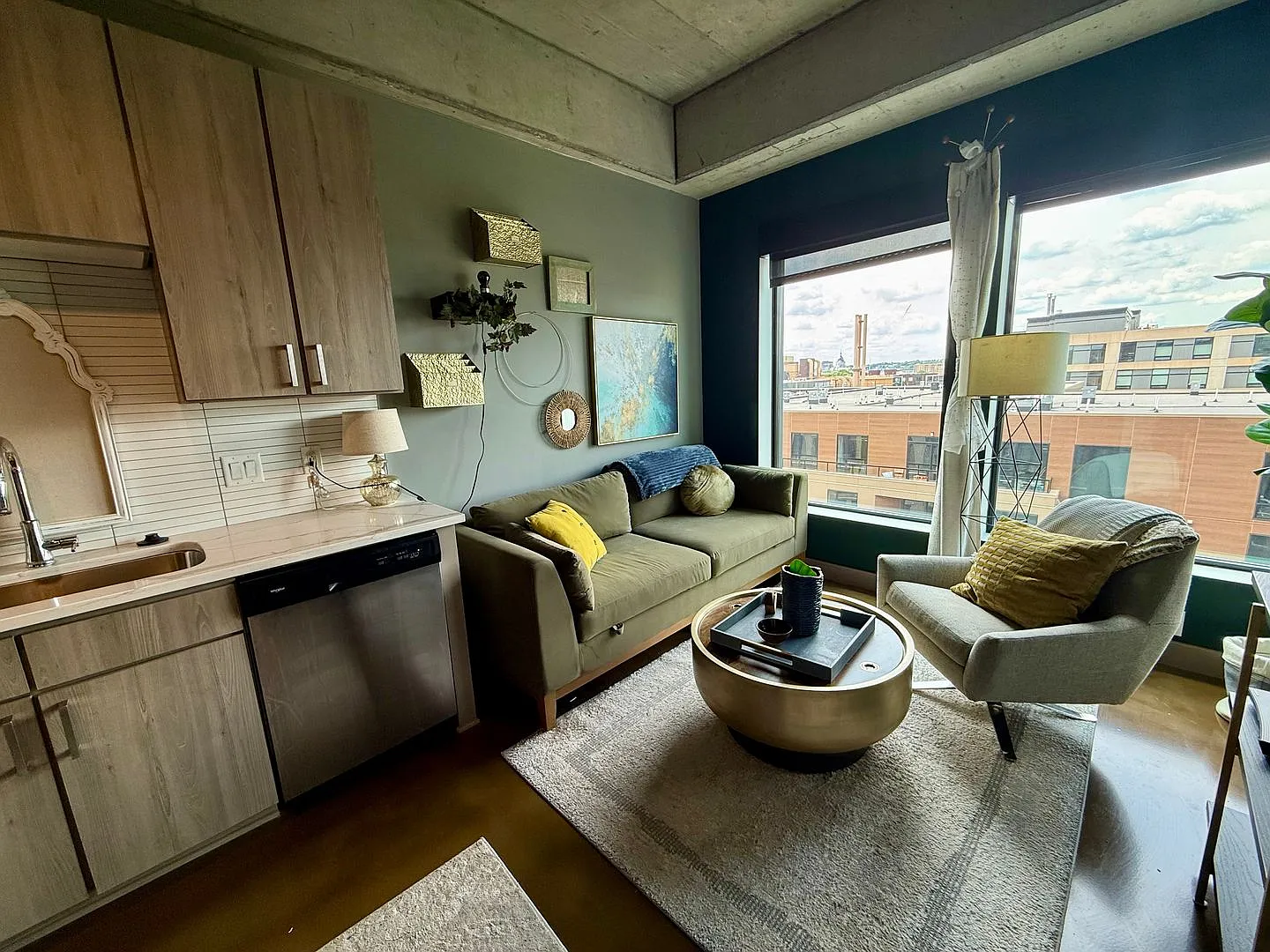Furnished Studio In The Heart Of The North Loop - Utilities Included! — Photo 4