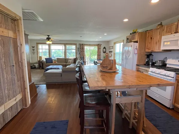 2791 Bluegrass Ct, Melrose, IA 52569