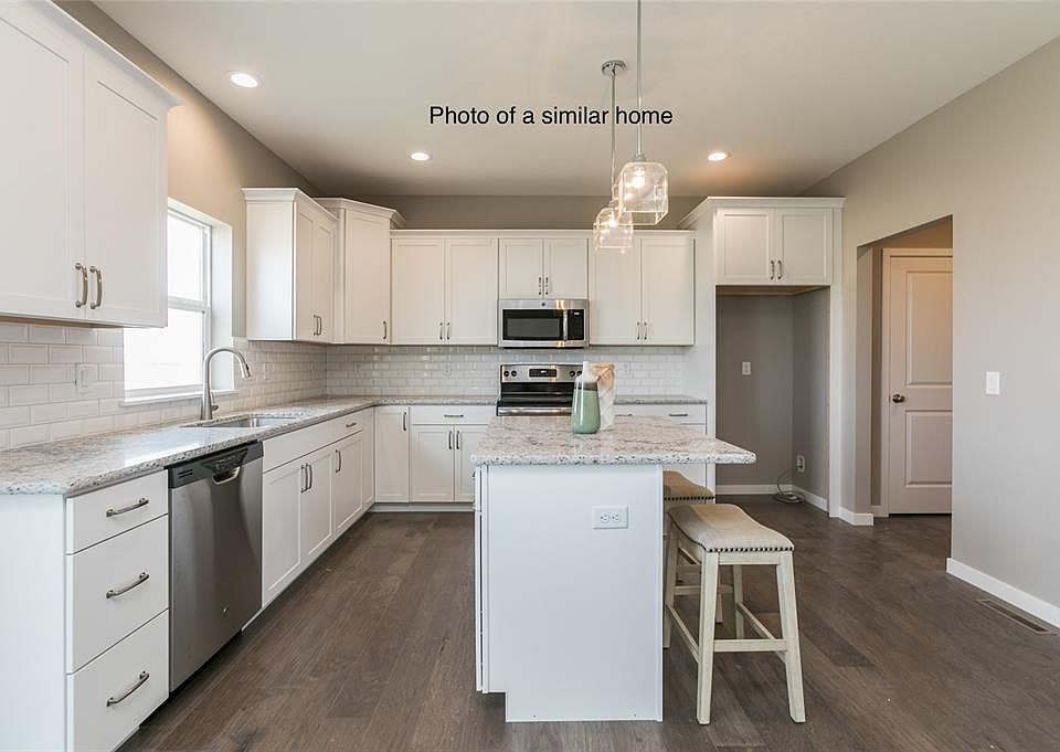 2nd image of 3374 Edgebrooke Dr