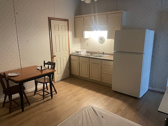 4th image of 2002 Millhouse Dr Unit B