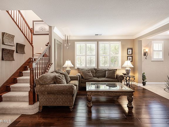 5th image of 655 Clearwater Creek Dr