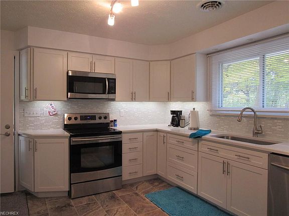 3rd image of 12458 Valley View Dr