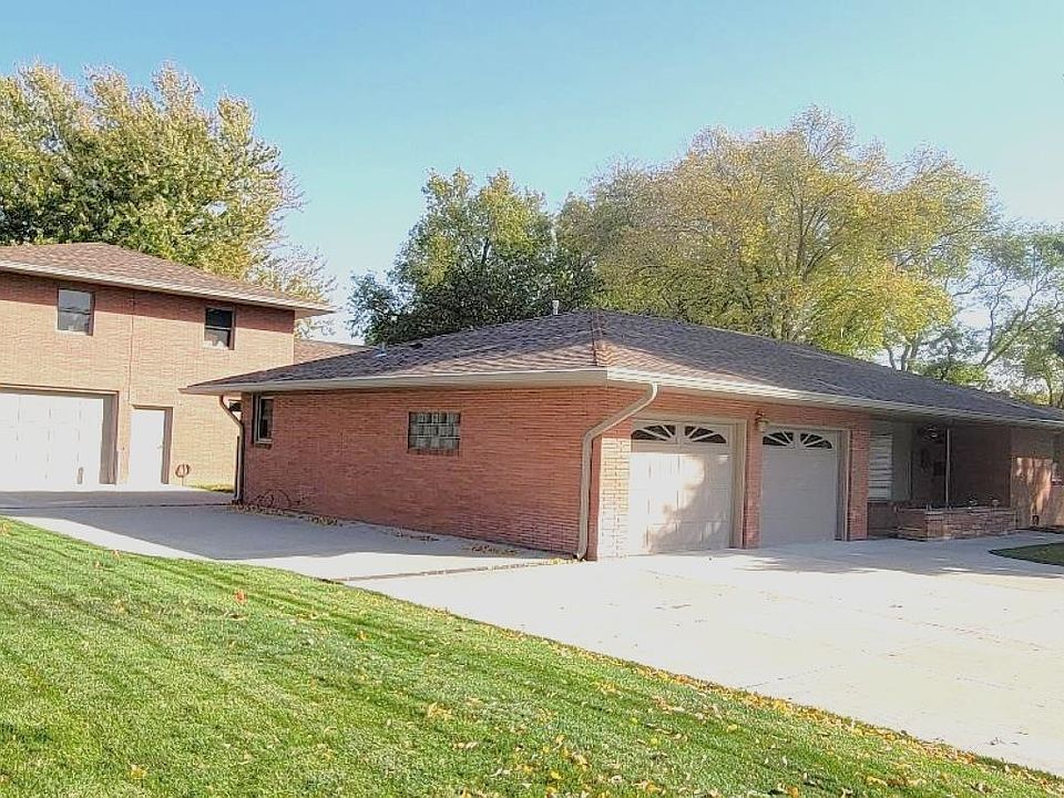 1st image of 321 E CIRCLE DR