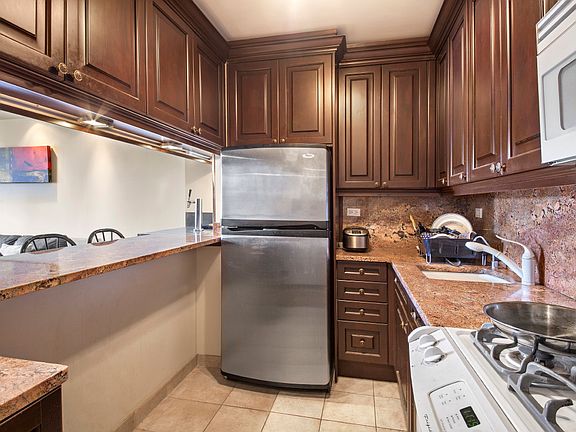 5th image of 255 E 49th St APT 11C