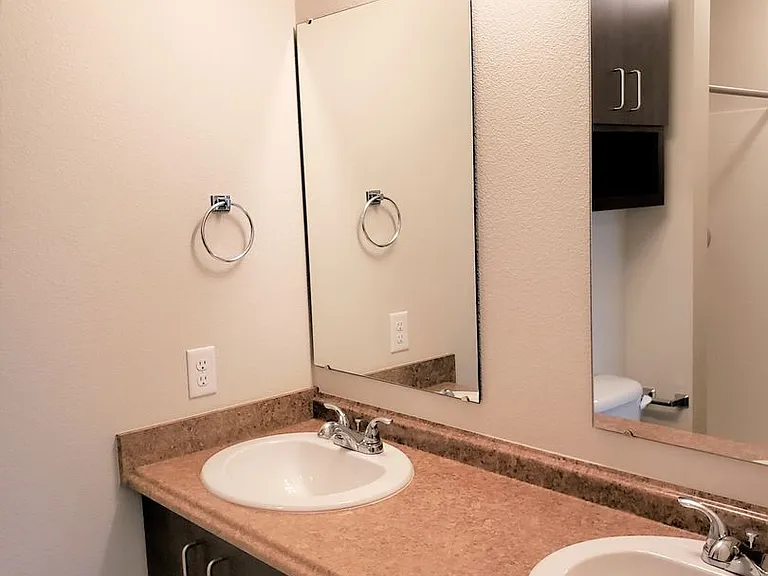 1001 W Broadway Ave — Photo 14