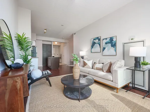 215 Fort York Blvd #808, Toronto, ON M5V 4A2