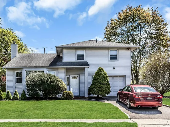 17 Fresno Drive, Plainview, NY 11803