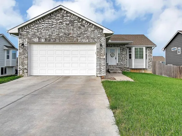 715 S Cherrywood Cir, Andover, KS 67002