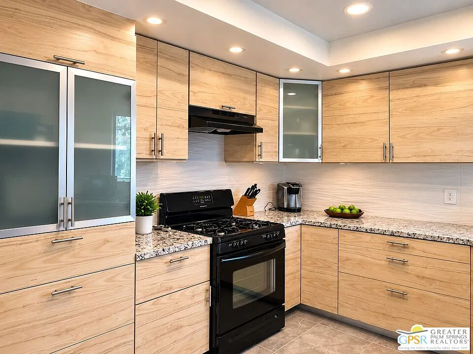 3 bed, 1339 sqft, $2,400 — Photo 2