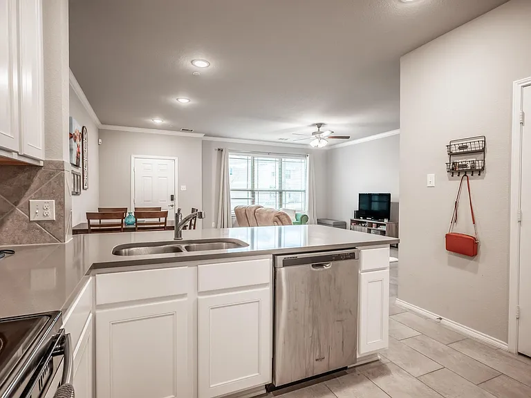 2204 Greystone Dr — Photo 10